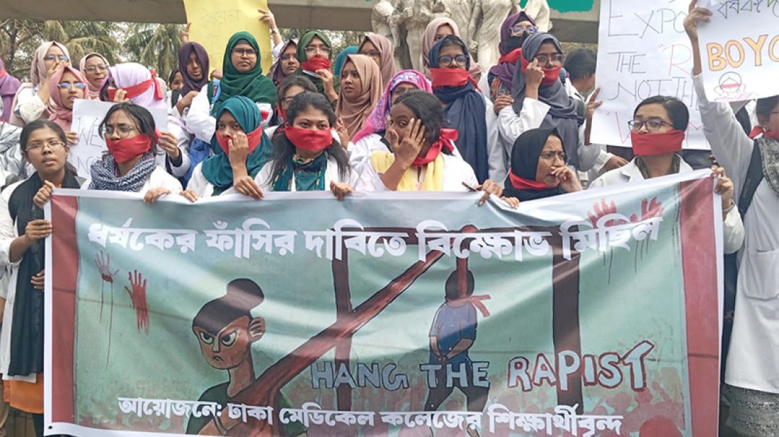 ধর্ষকদের ফাঁসির দাবিতে রাজু ভাস্কর্যে মেডিক্যাল শিক্ষার্থীরা